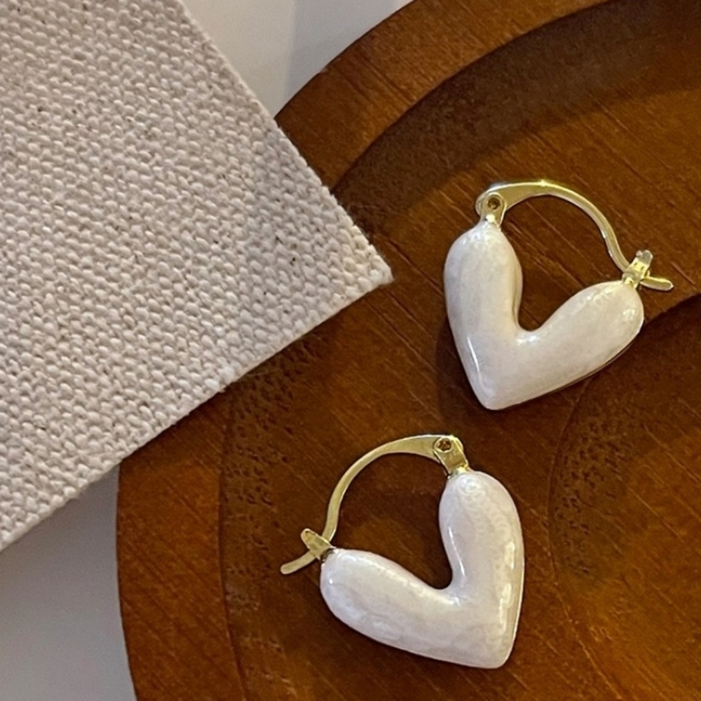 white shiny heart clip earrings ๐ค - Picture 3 of 4